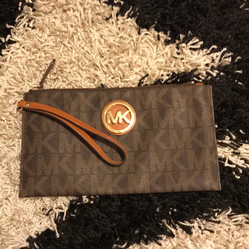 Michael kors wristlet